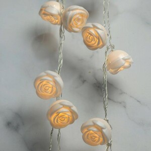 ریسه طرح گل پلاستیکی سفید آفتابی طول 3 متر