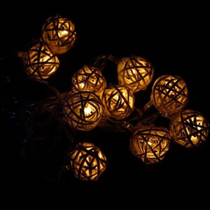 ریسه طرح گوی چوبی سفید آفتابی طول 2.5 متر