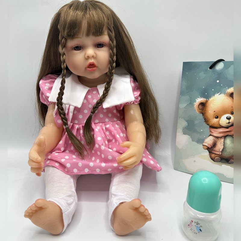 عروسک سیلیکونی موزیکال دخترانه با لباس صورتی خال‌خالی و موهای بلند قهوه‌ای - طراحی طبیعی و جذاب