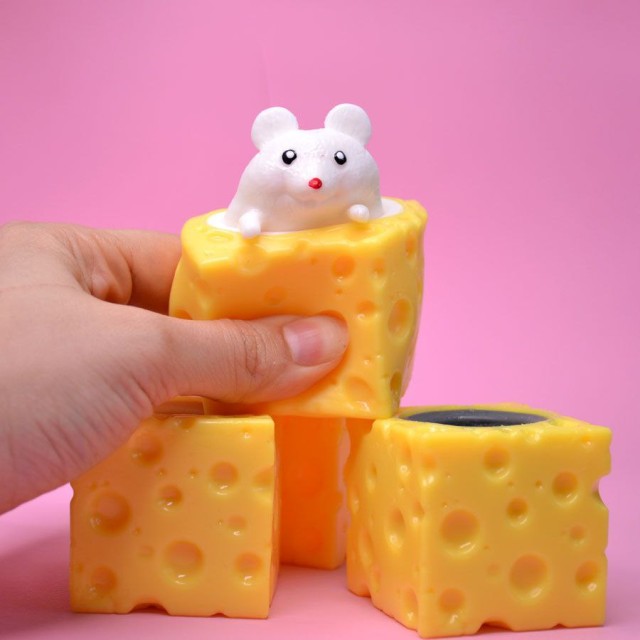 فیجت موش شکمو درون پنیر