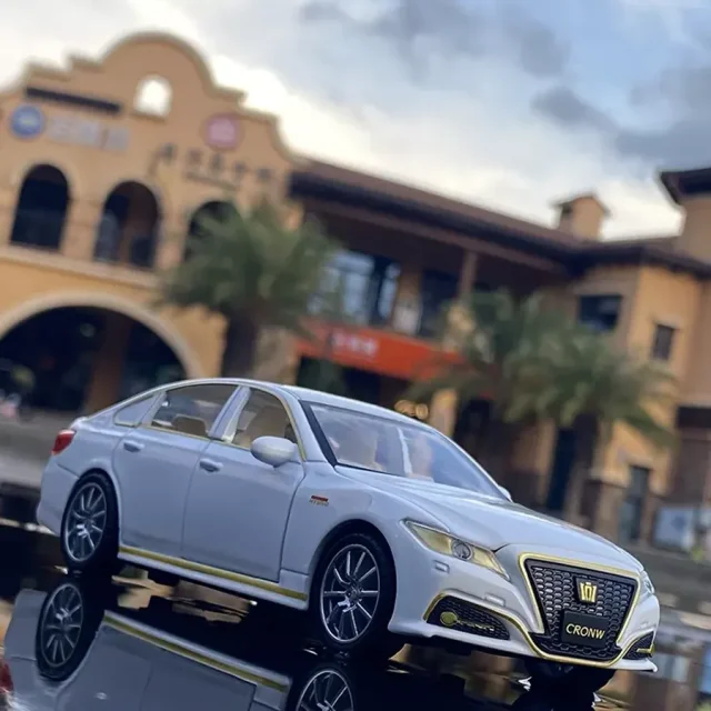 ماکت فلزی ماشین تویوتا کرون (Toyota Crown) مقیاس 1:32 با افکت نور و صدا