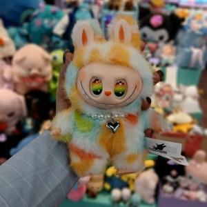 عروسک لبوبو مدل رنگین کمان