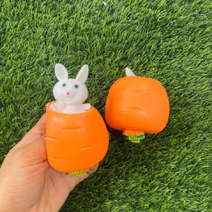 فیجت خرگوش شکمو درون هویج