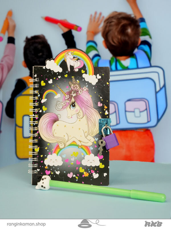 دفتر خاطرات قفل دار همراه با روان نویس Locked diary with a notepad