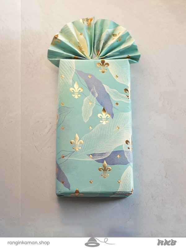 کاغذ کادو طلاکوب طرح پر Paper gift with feather design