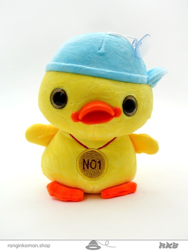 عروسک جوجه کلاه کج گردنبند دار A cocked hat chick doll with a necklace