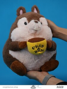 عروسک سنجاب فندوق به دست Squirrel doll with fondant in hand