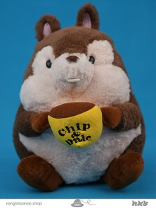 عروسک سنجاب فندوق به دست Squirrel doll with fondant in hand