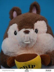 عروسک سنجاب فندوق به دست Squirrel doll with fondant in hand