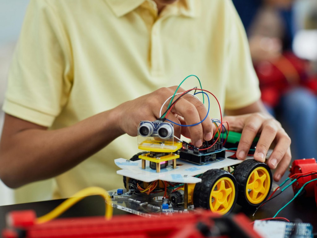 رباتیک: پلی به دنیای هوش مصنوعی و آینده‌ای روشن برای دانش‌آموزان
