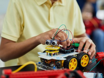 رباتیک: پلی به دنیای هوش مصنوعی و آینده‌ای روشن برای دانش‌آموزان