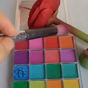 پالت رنگی 16 رنگ برای شمع‌های گل، شامل رنگ‌های متنوع و با کیفیت برای رنگ‌آمیزی حرفه‌ای شمع‌ها.