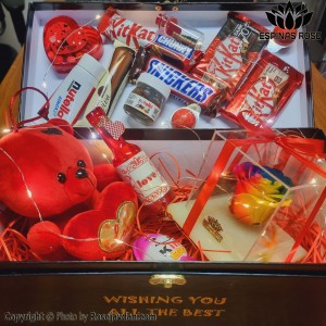 پک ولنتاین همراه  باکس گل رز جاودان پایه سنگ هفت رنگ و شکلات و خرس