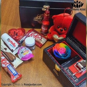 پک ولنتاین همراه  باکس گل رز جاودان هفت رنگ موزیکال پایه سنگ  و شکلات و خرس