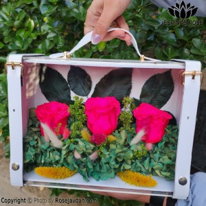 گل رز جاودان صورتی باکس سه گله طرح چمدانی کد 774