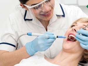 معایب و مزایای جرم گیری دندان، آیا جرمگیری منجر به صدمه زدن به مینای دندان می‌شود؟