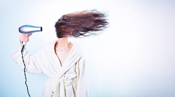 کاهش دفعات براشینگ و اتوکشی و استفاده از محصولات مراقبت از مو در برابر حرارت