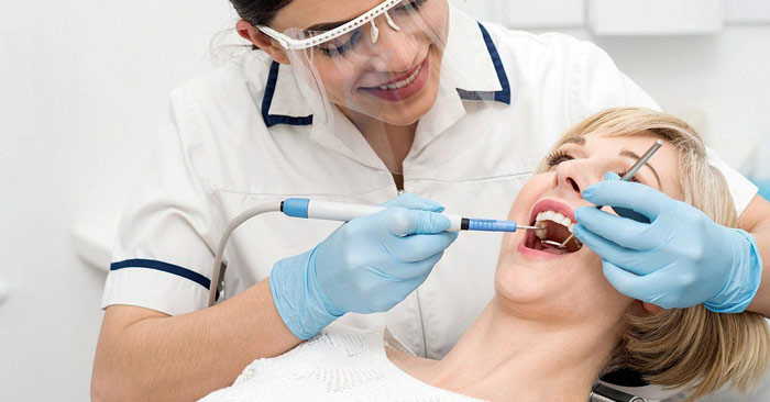 آیا جرمگیری منجر به صدمه زدن به مینای دندان می‌شود؟