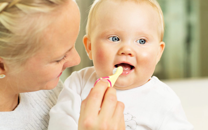 تمیز کردن دهان بچه