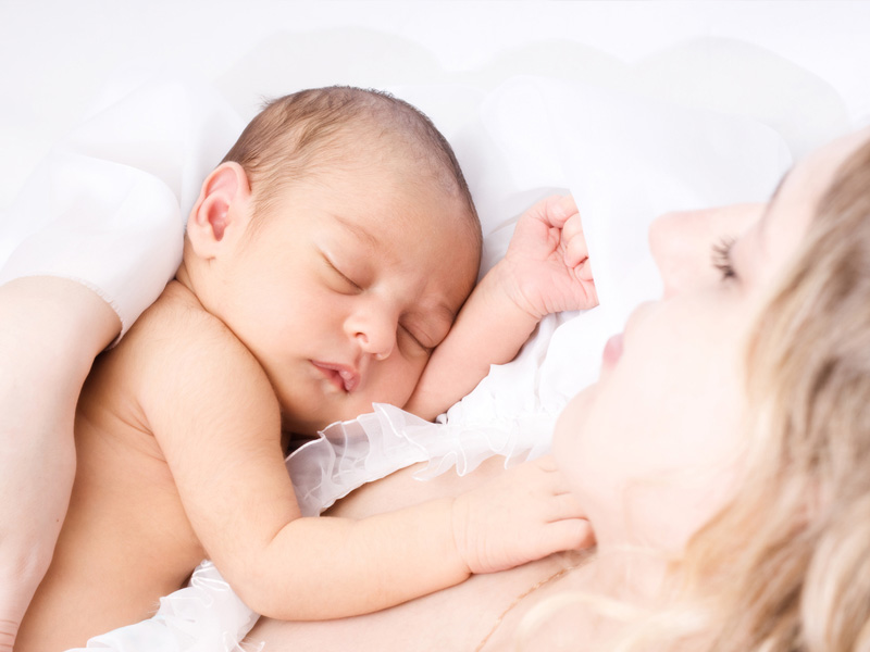 خوابیدنِ هم‌زمان با نوزاد