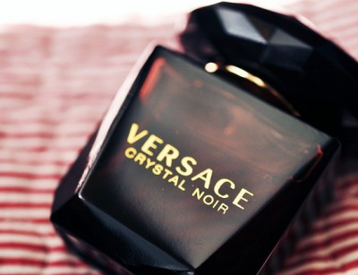 عطر زنانه ورساچه –کریستال نویر ادوتویلت ( Versace- Crystal Noir)