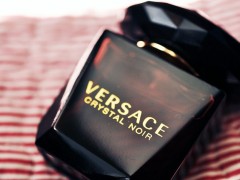 عطر زنانه ورساچه –کریستال نویر ادوتویلت ( Versace- Crystal Noir)