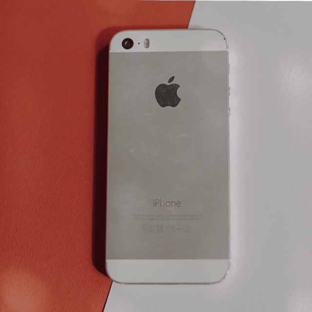 آیفون 5S  - ظرفیت ۱۶ گیگابایت - سفید  - کارکرده