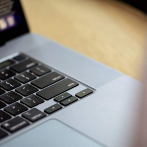 مک بوک پرو 16 اینچی مدل MVVM2 2019 همراه با تاچ بار