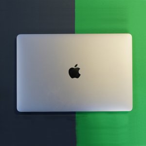 مک بوک ایر 13 اینچ 2019 - i5 - ظرفیت 256 گیگابایت - سفید  - کارکرده