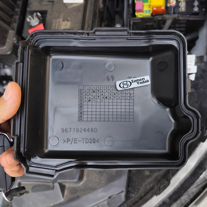 درب جعبه فیوز داخل موتور تارا