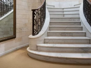 چه سنگی برای راه پله مناسب است؟ مقایسه سنگ مرمریت، گرانیت و تراورتن