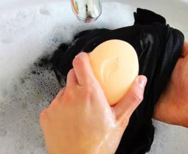 نحوه از بین بردن لکه روغن از روی لباس (راهنمای کامل و کاربردی)