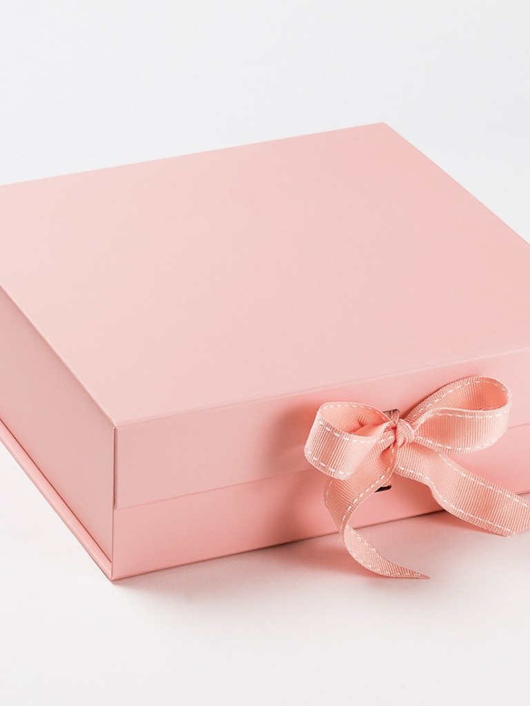 "راهنمای کامل انتخاب بهترین هدیه برای خانم‌ها | شیک، خاص و کاربردی"