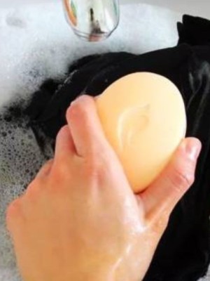 نحوه از بین بردن لکه روغن از روی لباس (راهنمای کامل و کاربردی)