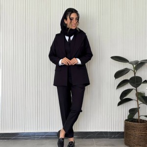 فروش و مشخصات شلوار اولد مانی (old money) استایل زنانه مشکی کرپ فاستونی آلتین کد SIDE با طراحی خانم سارا مجیدی
