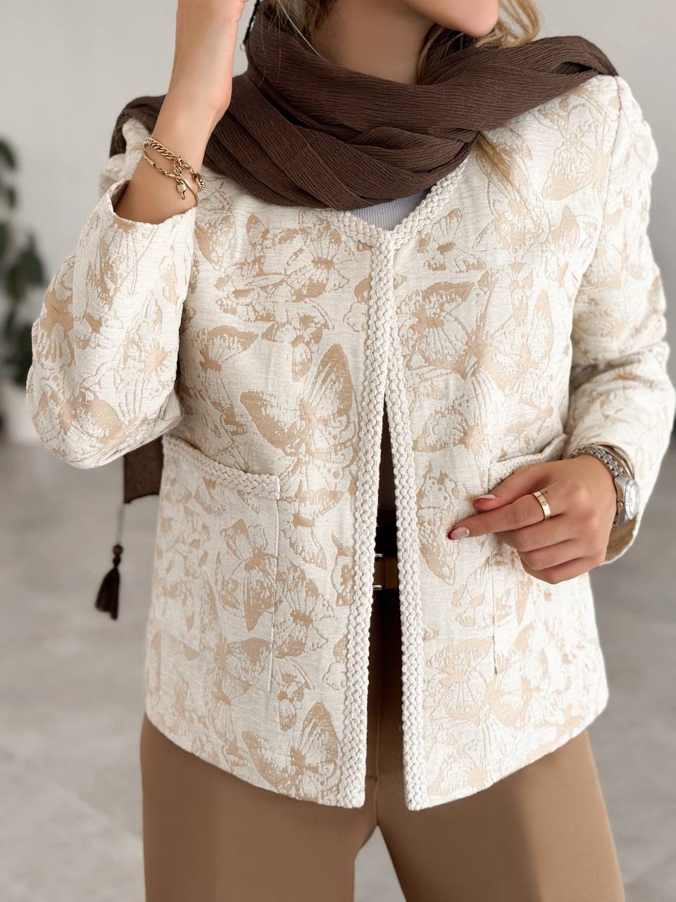 خرید کراپ کت کرمی نواردوزی شده