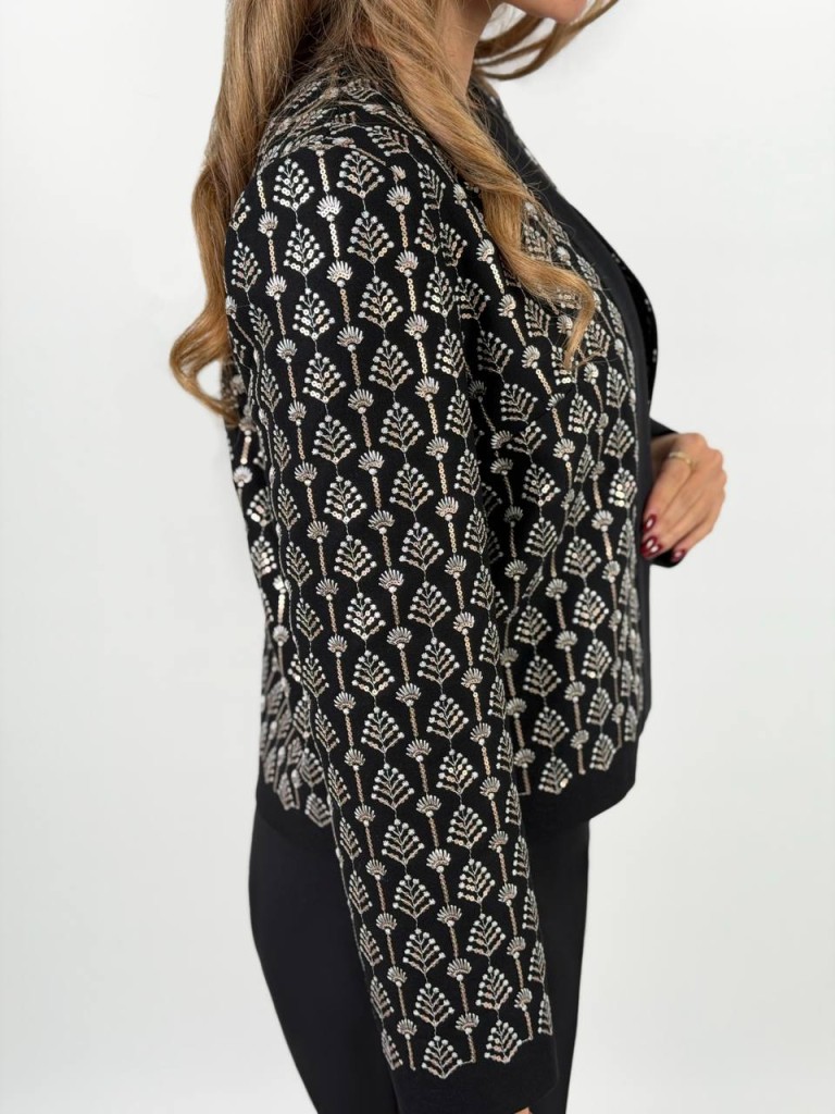 خرید کت مشکی از سارا مجیدی