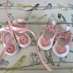 پاپوش نوزادی مدل love کد2gff7