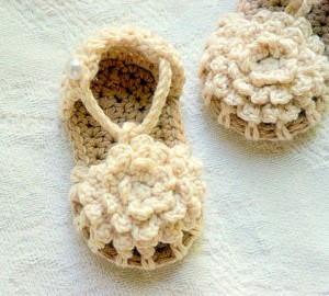 پاپوش بافتنی نوزادی مدل گل برجسته 012