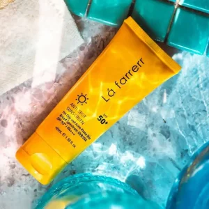 کرم ضد آفتاب بی رنگ و ضد لک لافارر مدل SPF50 مناسب پوست‌ های چرب