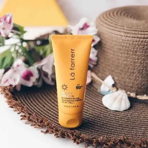 کرم ضد آفتاب و ضد لک بی‌ رنگ لافارر مدل SPF30 مناسب پوست‌ خشک و معمولی