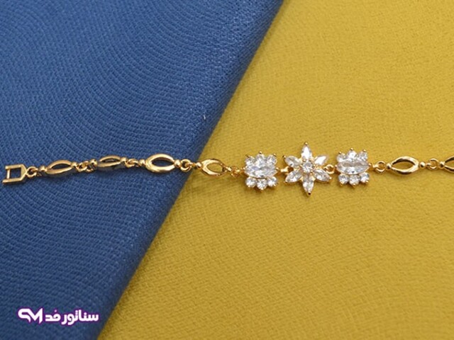 دستبند زنانه استیل طلایی نگین دار کد DZ1017