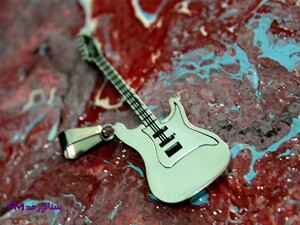 خرید گردنبند استیل مدل گیتار شیک از فروشگاه بدلیجات سناتور مد