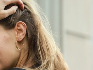


اهمیت گوشواره در زیبایی
گوشواره یکی از انواع جواهرات مورد استفاده ی خانم ها و برخی آقایان است.این نوع جواهرات نقش مهمی در استایل آدم ها...