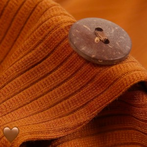 تاپ یقه خشتی دکمه چوبی