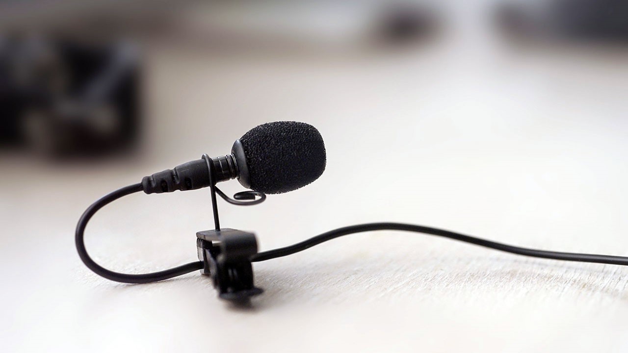 ویژگیهای شاخص میکروفن یقه ای کدامند؟