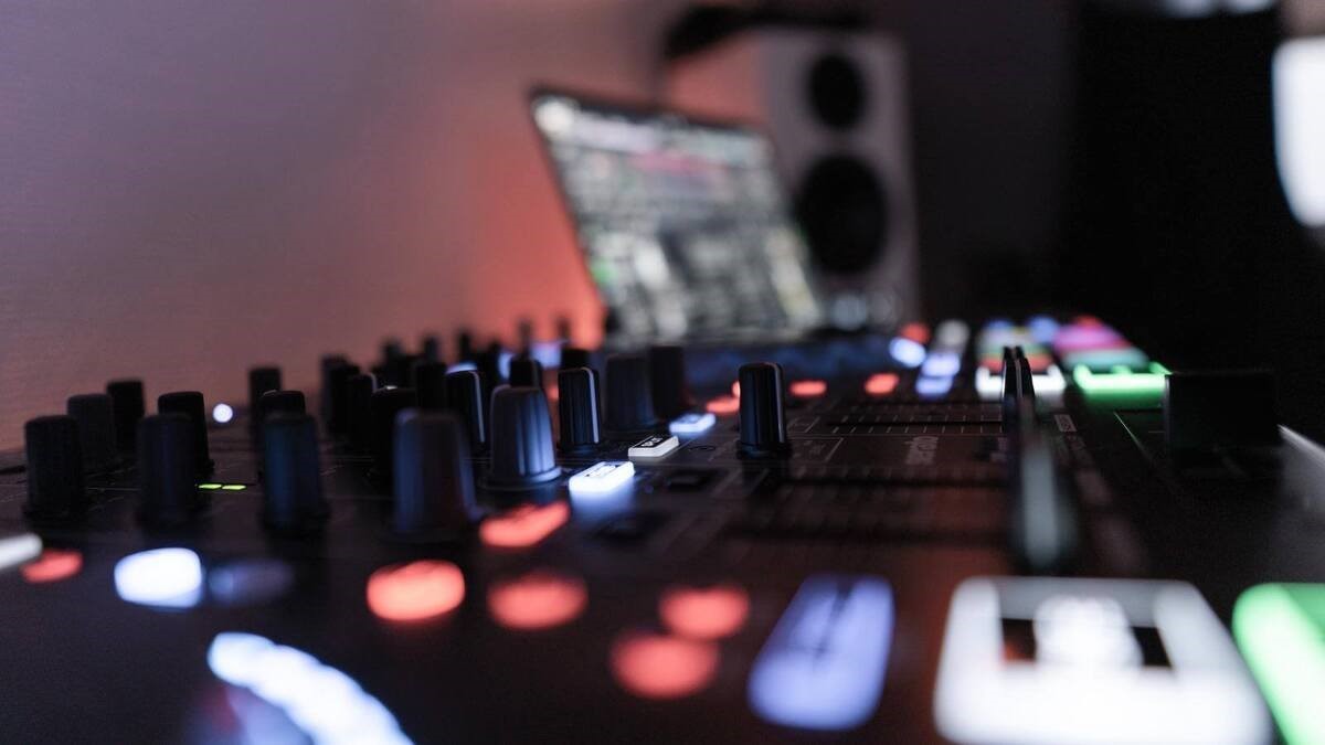 عوامل مؤثر بر قیمت انواع دستگاه دی جی کدامند؟