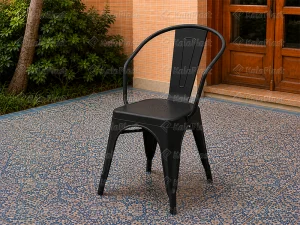 صندلی فلزی دسته‌دار تولیکس N502 مشکی مات در نمای سه‌رخ