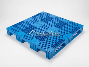 پالت پلاستیکی صنعتی مشبک آبی از نمای زاویه‌دار