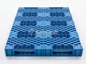 پالت پلاستیکی صنعتی مشبک آبی، نمای روبه‌رو و سطح مشبک